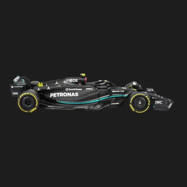 Автомодель із фігуркою Bburago Racе — Mercedes-AMG F1 W14 E в асортименті (1:24) (18-28037)