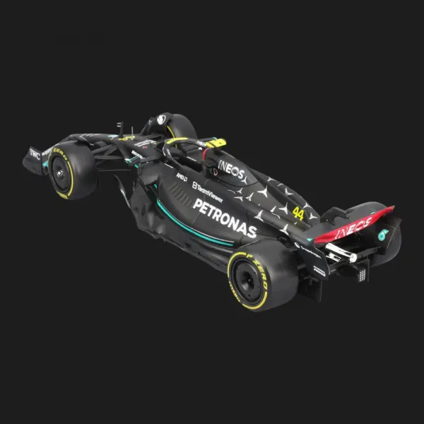 Автомодель із фігуркою Bburago Racе — Mercedes-AMG F1 W14 E в асортименті (1:24) (18-28037)
