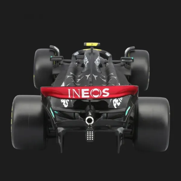 Автомодель із фігуркою Bburago Racе — Mercedes-AMG F1 W14 E в асортименті (1:24) (18-28037)