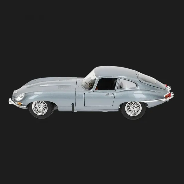 Автомодель Bburago — Jaguar E-type Coupe 1961 (1:18) (18-12044)